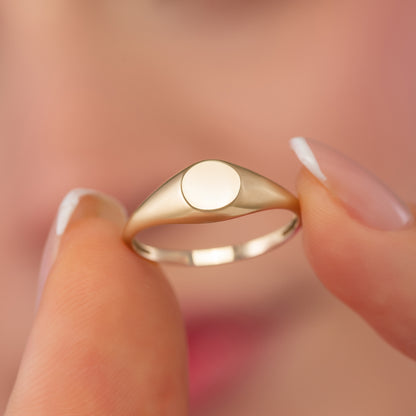Circle 6mm Signet Engraved Flat Top Disc Band