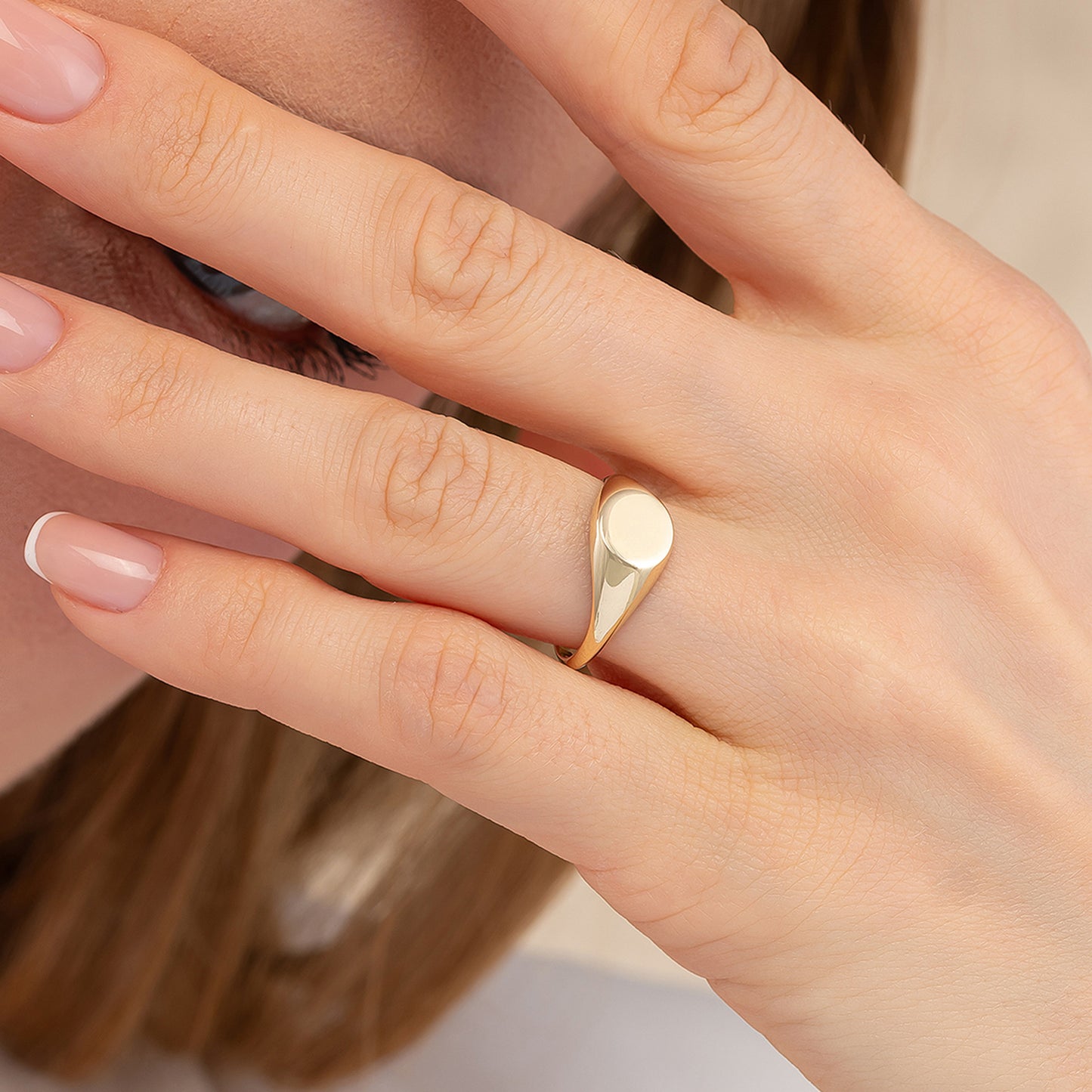 Circle 8mm Signet Engraved Flat Top Disc Band