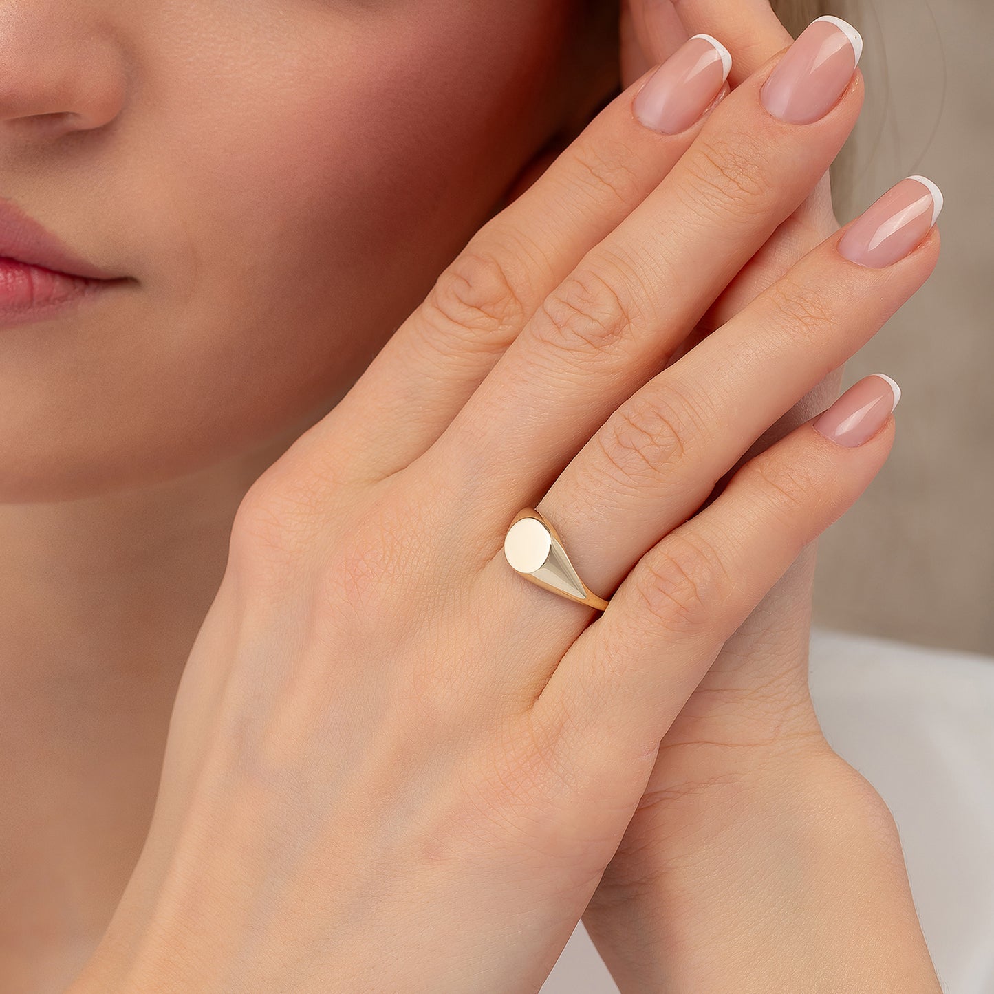 Circle 8mm Signet Engraved Flat Top Disc Band