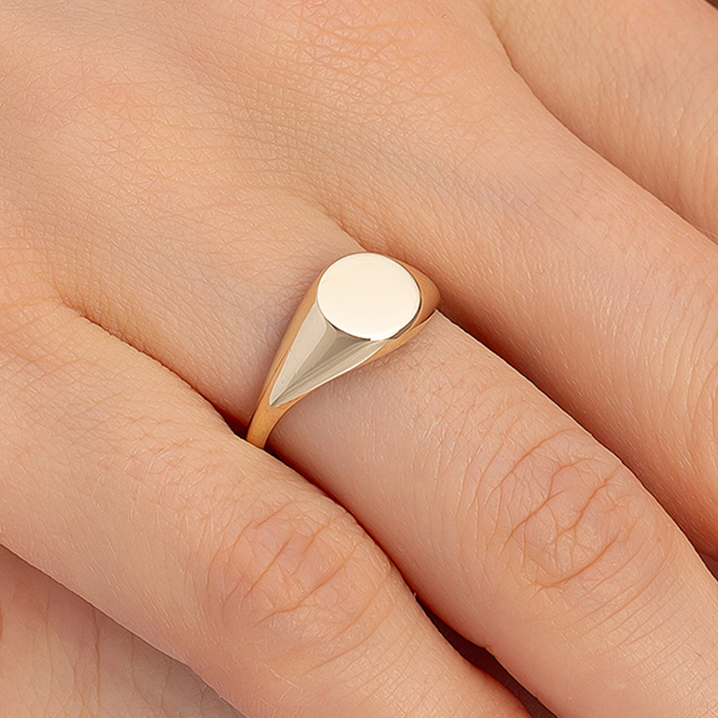 Circle 8mm Signet Engraved Flat Top Disc Band