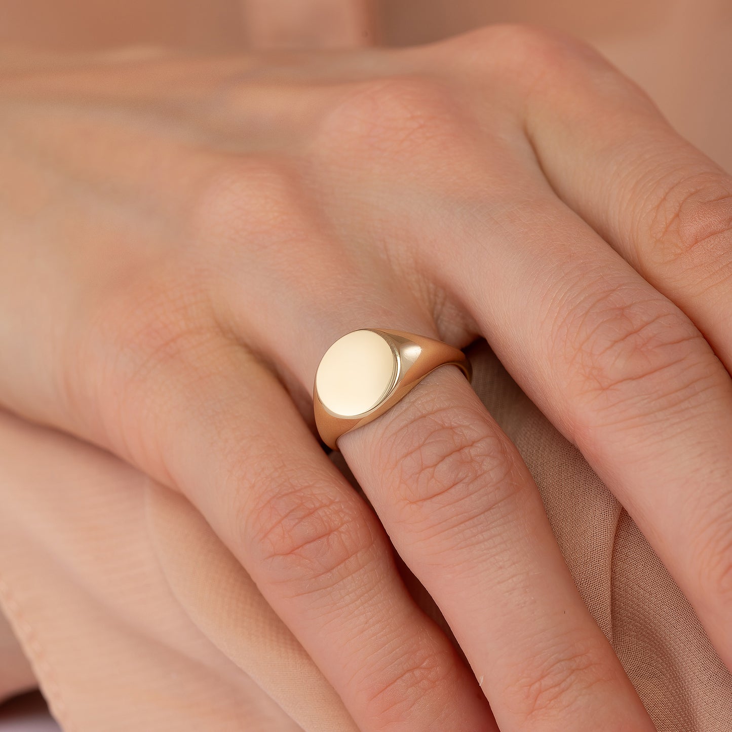 Circle 11mm Signet Engraved Flat Top Disc Band