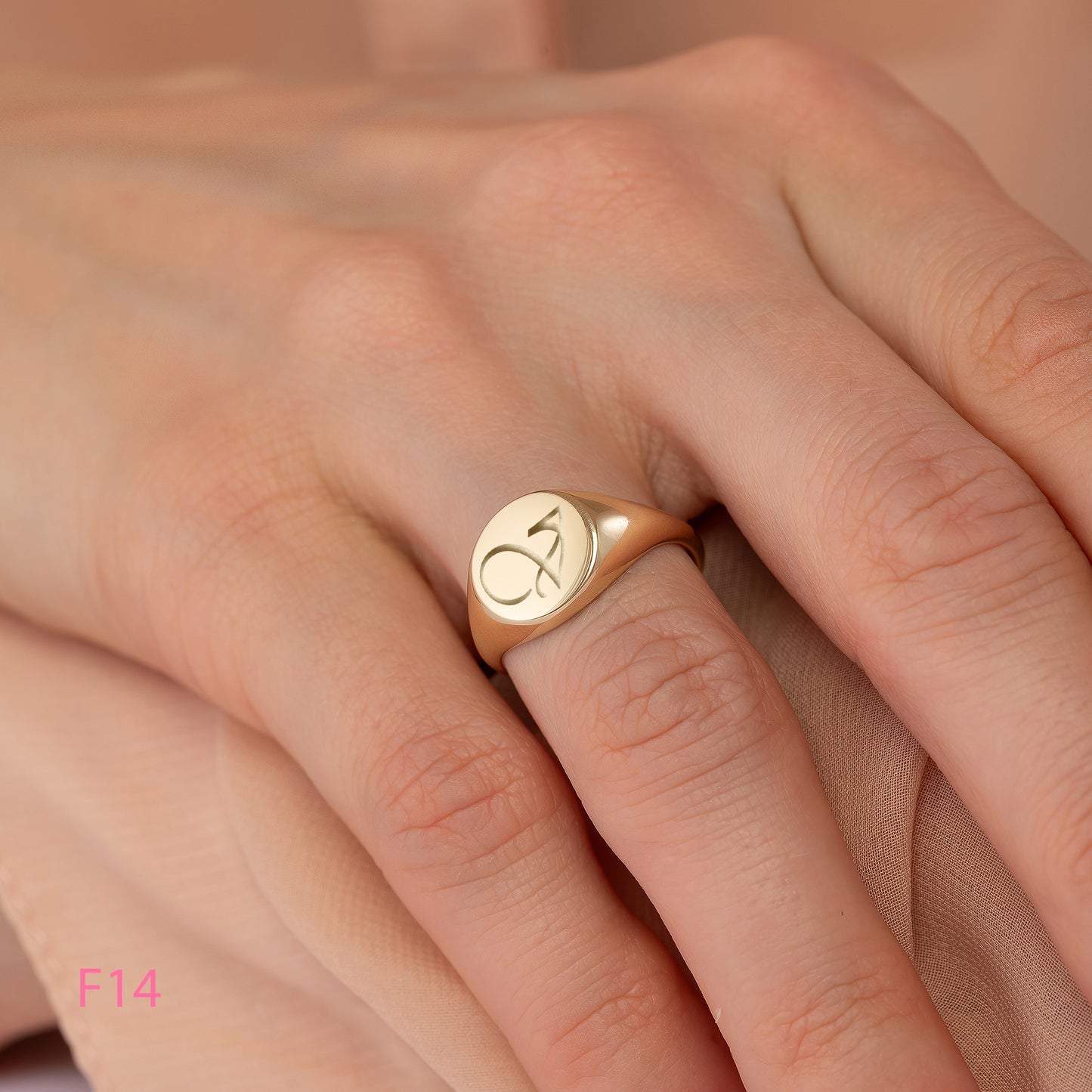 Circle 11mm Signet Engraved Flat Top Disc Band