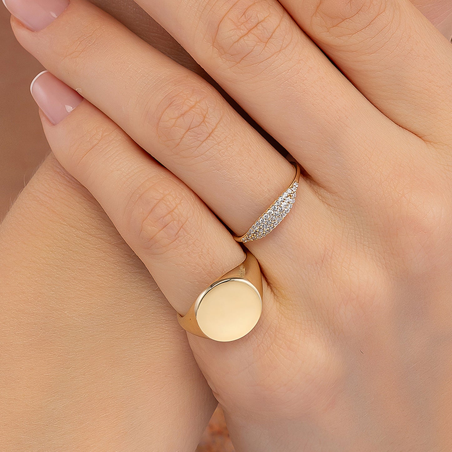 Circle 13mm Signet Engraved Flat Top Disc Band