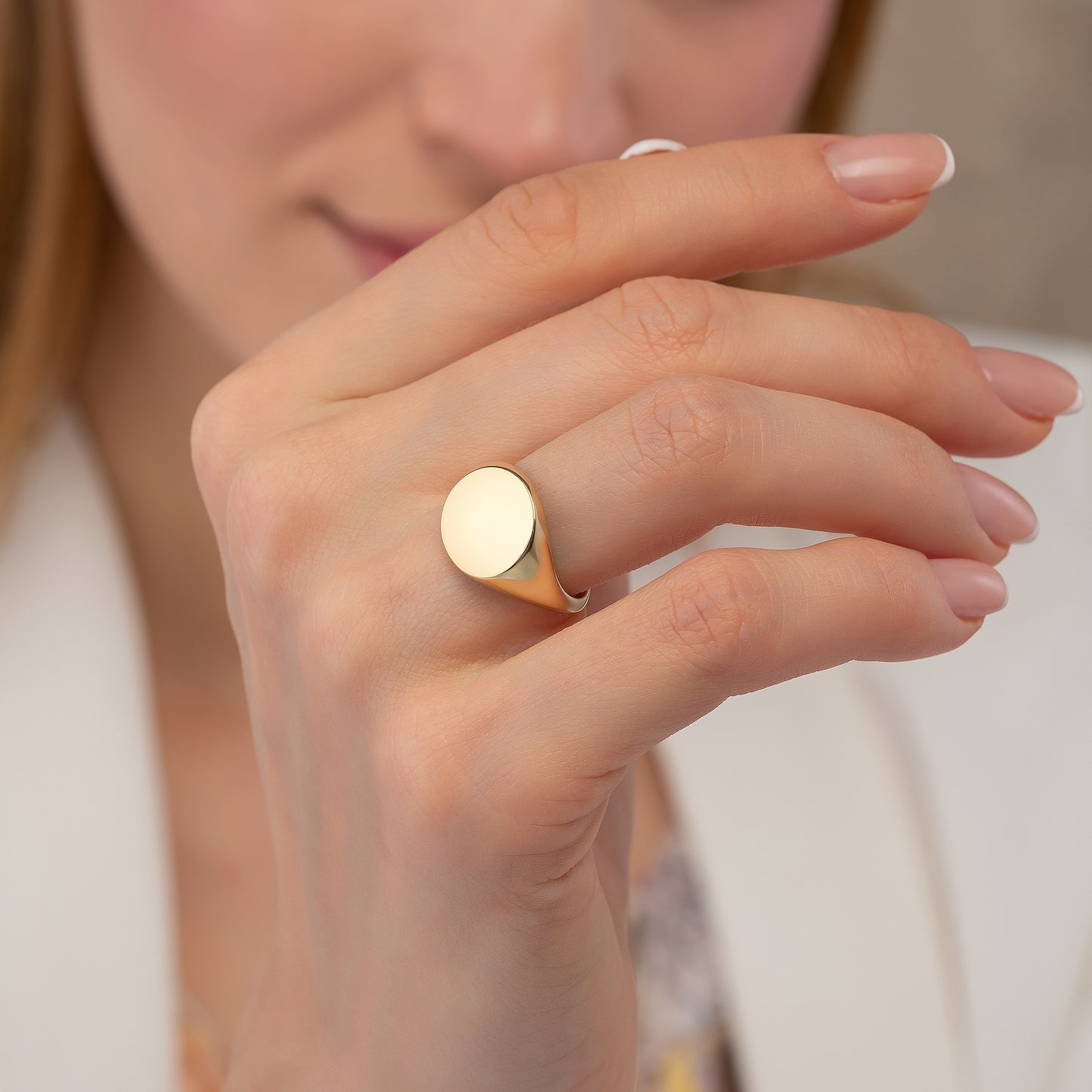 Circle 13mm Signet Engraved Flat Top Disc Band