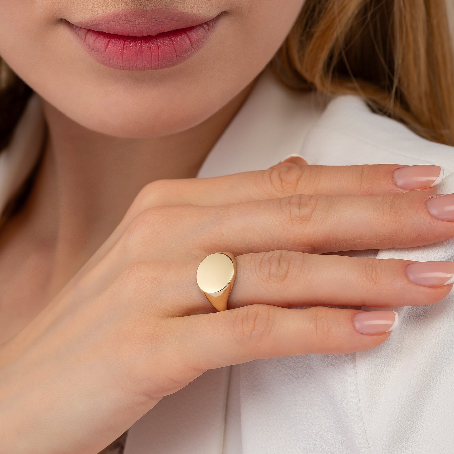 Circle 13mm Signet Engraved Flat Top Disc Band