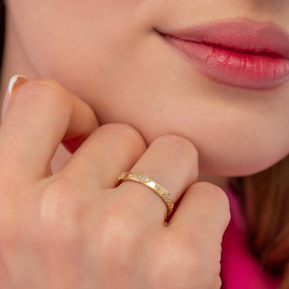 Scattered Diamond Cluster Wedding Band